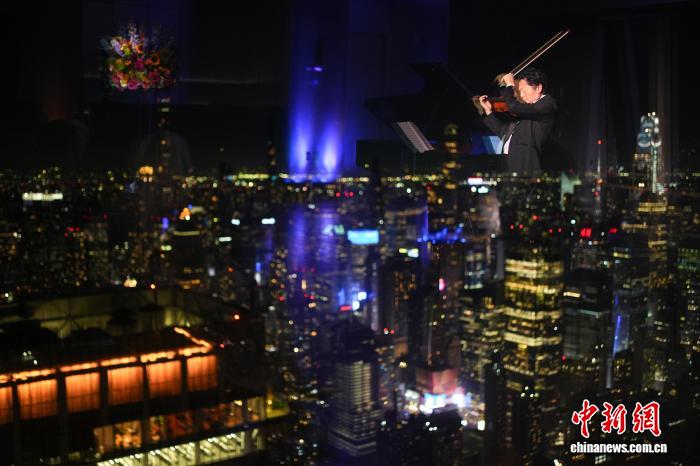 星歐平台:美國紐約340米高空奏響中鞦音樂會